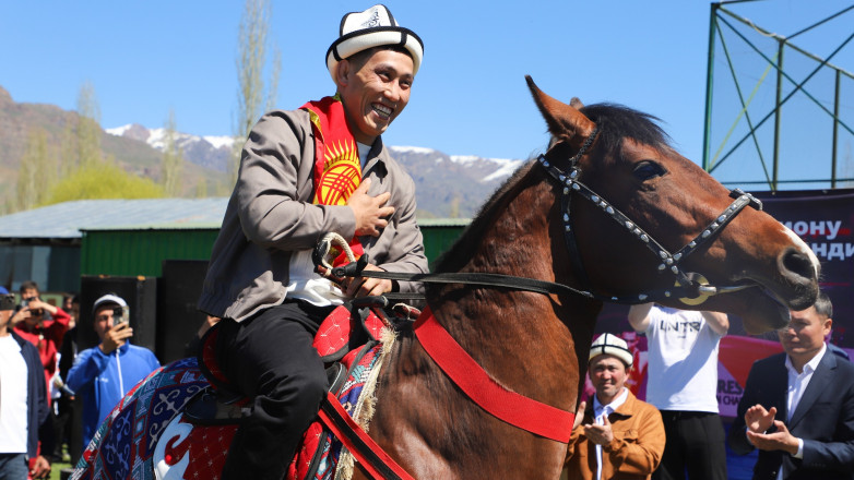 50 тысяч, конь и звание почетного жителя. Как встретили чемпиона Азии по борьбе на Родине