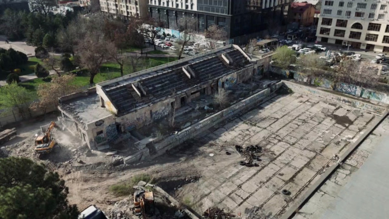 Начался демонтаж бассейна Дворца спорта