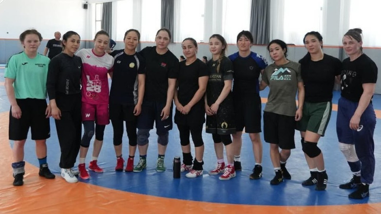 В Кыргызстане проходят совместные сборы по женской борьбе