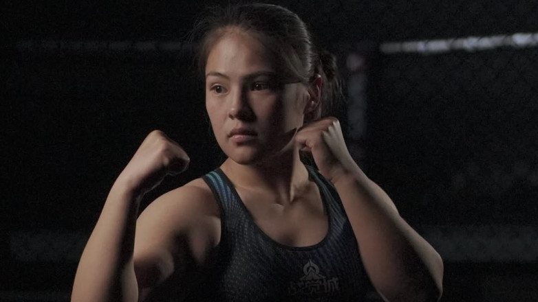 Кыргызстанка на стердауне показала сопернице сердечко пальцами. ВИДЕО