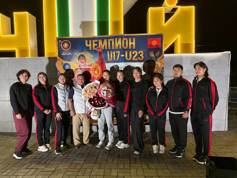 Как спортсменок из Кыргызстана встретили после чемпионата Азии по борьбе во Вьетнаме. ФОТО