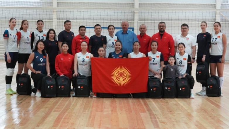 Кыргызстанки получили флаг и отправились на зональный чемпионат Азии