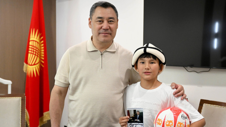 Президент Кыргызстана встретился с 11-летним футболистом