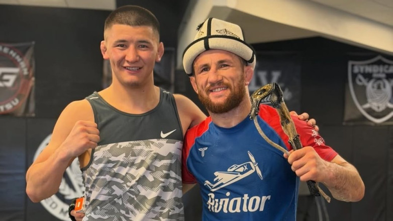Экс-чемпиону UFC надели калпак и подарили камчу. ВИДЕО