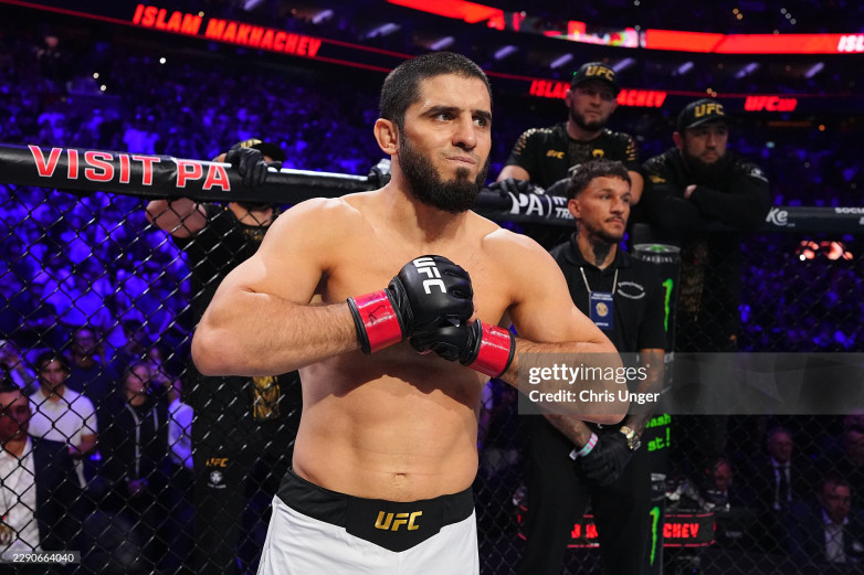 Ислам Махачев успешно защитил свой чемпионский титул в UFC
