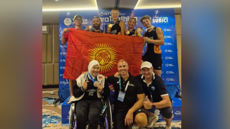Кыргызстанцы взяли золото и два серебра чемпионата Азии по паратриатлону