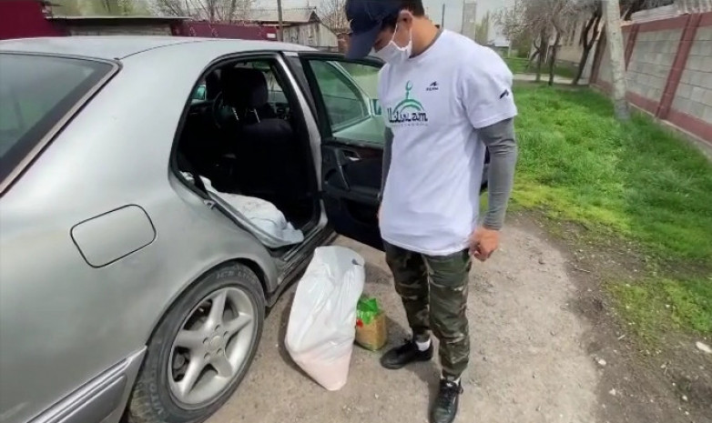 Улукбек Жолдошбеков раздает продукты нуждающимся