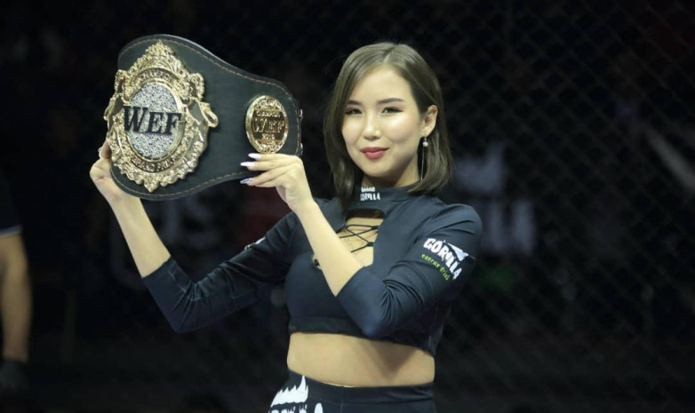 Октагон-герл WEF: Болеет за Конора и управляющая в швейном цехе