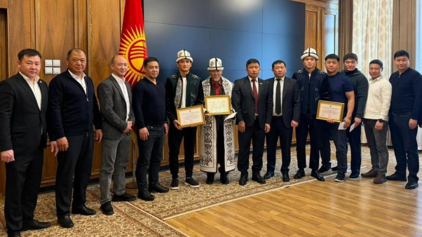 Призеров чемпионата мира по боксу поздравили в Жогорку Кенеше