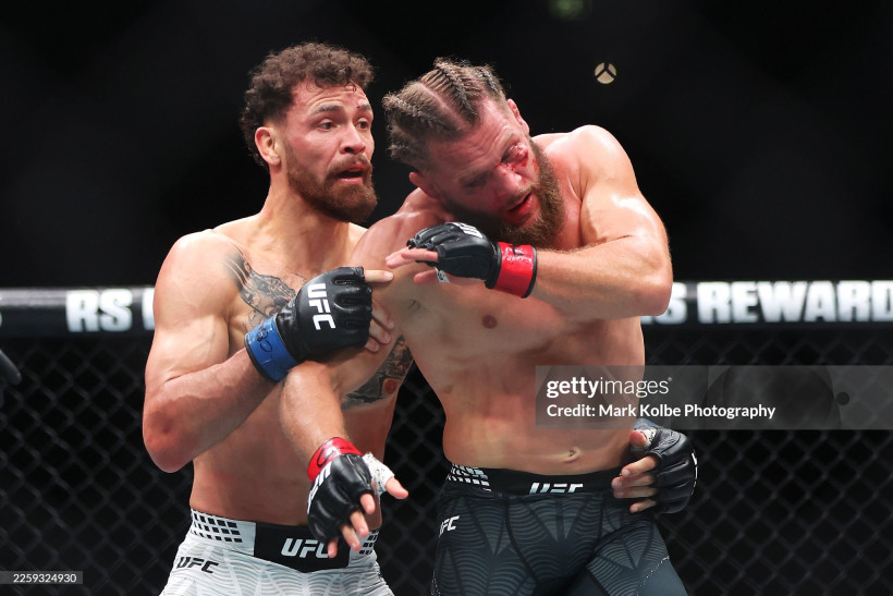 UFC: Рафаэль Физиев проиграл нокаутом во втором раунде