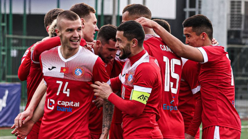 Гол пяткой на последней минуте принесла победу команде Высшей лиги