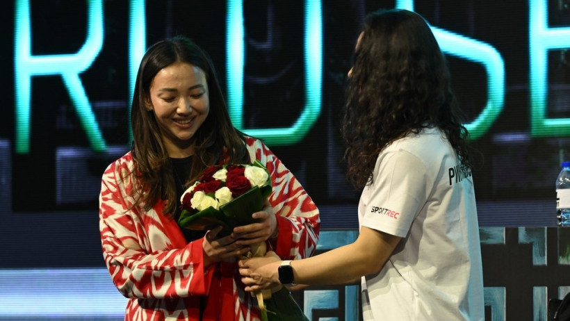 PWL 11: Соперница подарила кыргызстанке национальный костюм и букет цветов. ВИДЕО