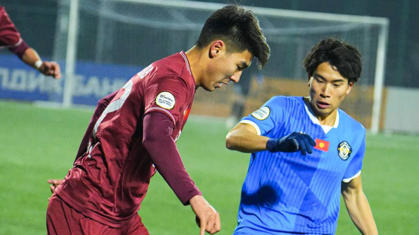 Казахстанец «подарил» гол сопернику, пока разговаривал с кем-то из тренеров. ВИДЕО