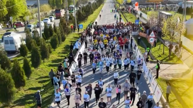 Двух победителей забега в Бишкеке дисквалифицировали. Они срезали дистанцию на 1 км