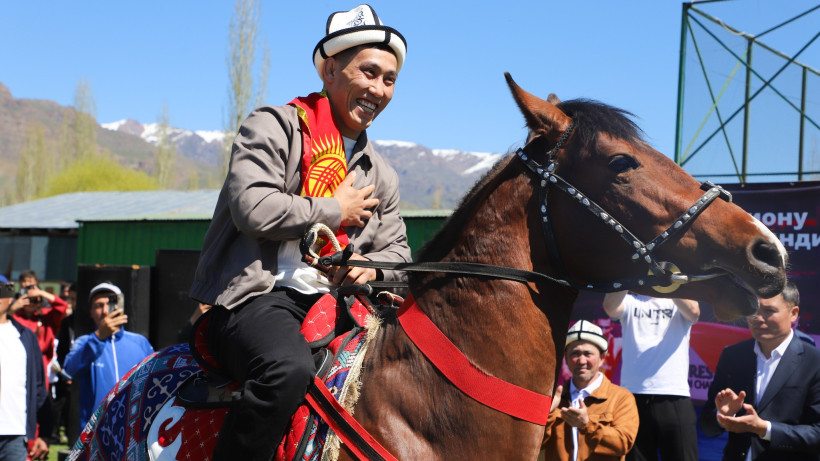 50 тысяч, конь и звание почетного жителя. Как встретили чемпиона Азии по борьбе на Родине