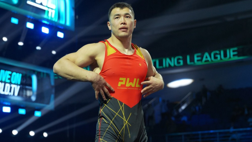 Акжол Махмудов вышел в четвертьфинал чемпионата Азии по борьбе