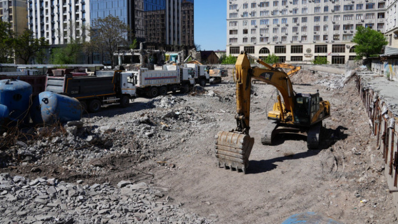 На территории Дворца спорта продолжается демонтаж старого бассейна