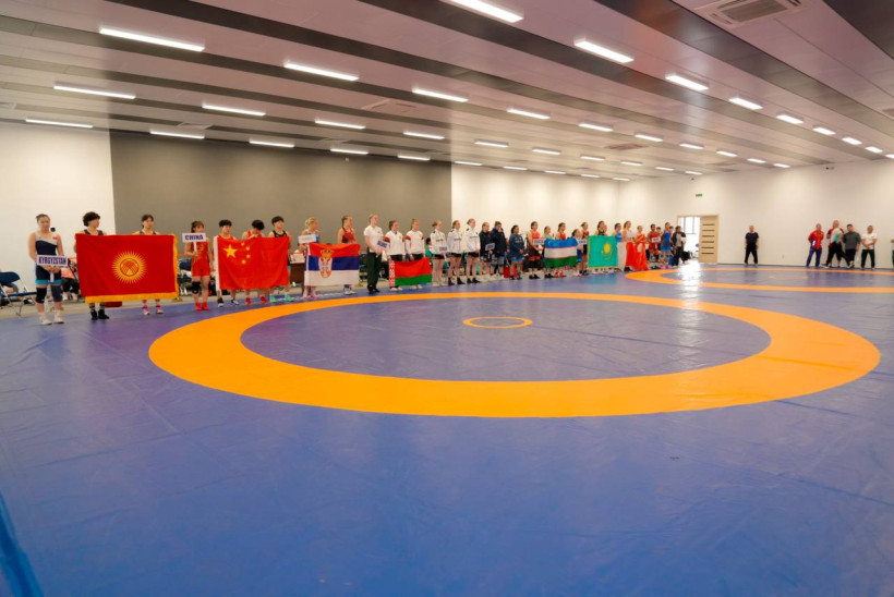 В Кыргызстане стартовал турнир по женской борьбе с участием спортсменок из 12 стран
