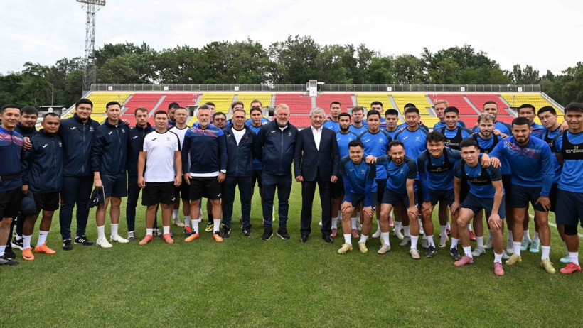 Глава администрации президента встретился с футболистами перед матчем с Палестиной