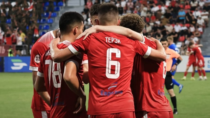Действующего чемпиона Высшей лиги обыграла благодаря двум голам за две минуты